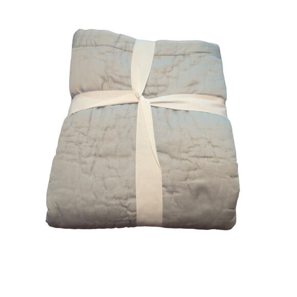 (1) Pottery Barn Gray Mist Washed Sateen Handcrafted Quilted Sham Standard NEW - Picture 2 of 2